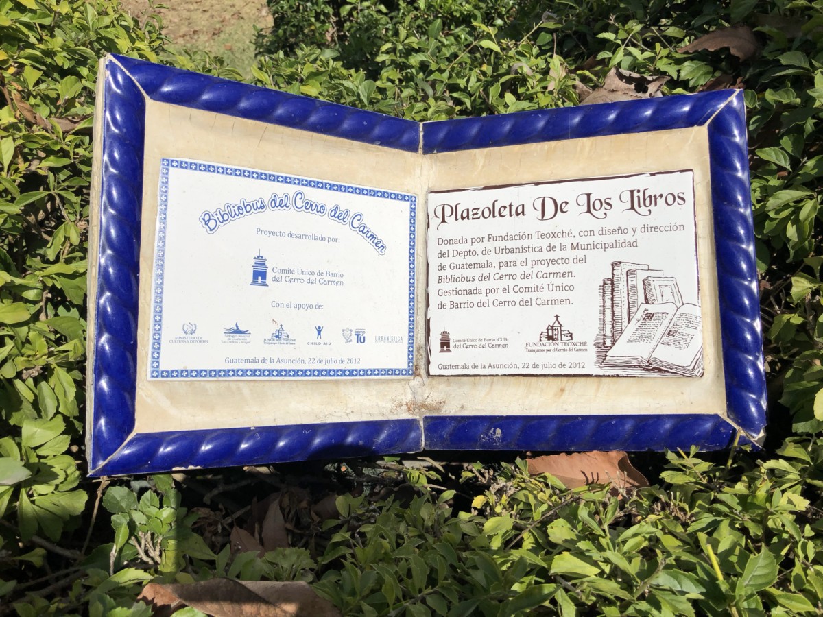 Placa de La plazoleta de los libros